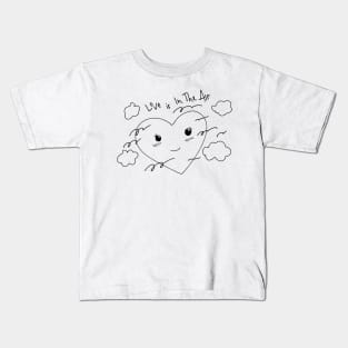 Love is in the air Kids T-Shirt